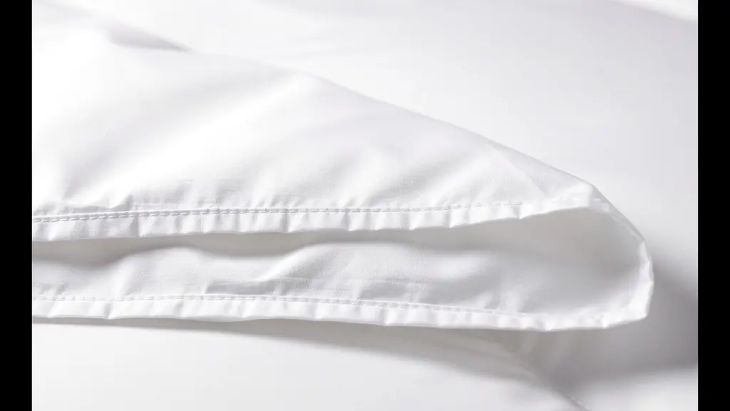Détail des finitions d'une housse de couette montrant coutures nettes et fermeture à rabat
