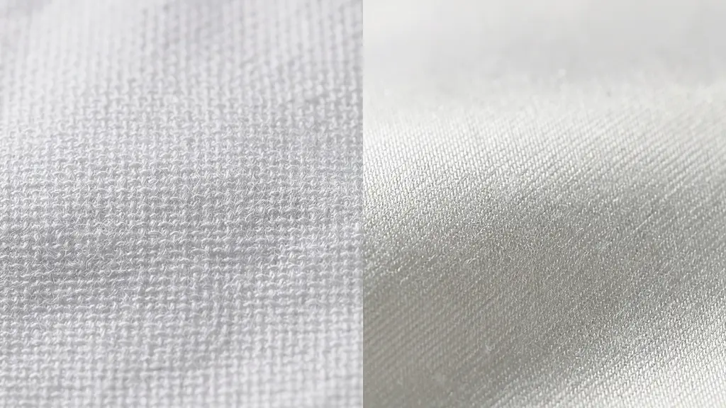 Gros plan sur deux échantillons de tissu coton montrant la différence de texture entre percale mate et satin brillant